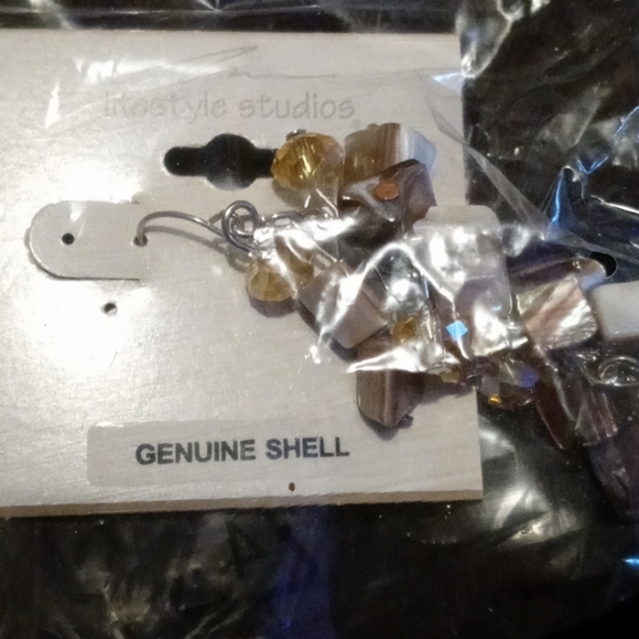 Shell Earrings - Picture 2 of 3